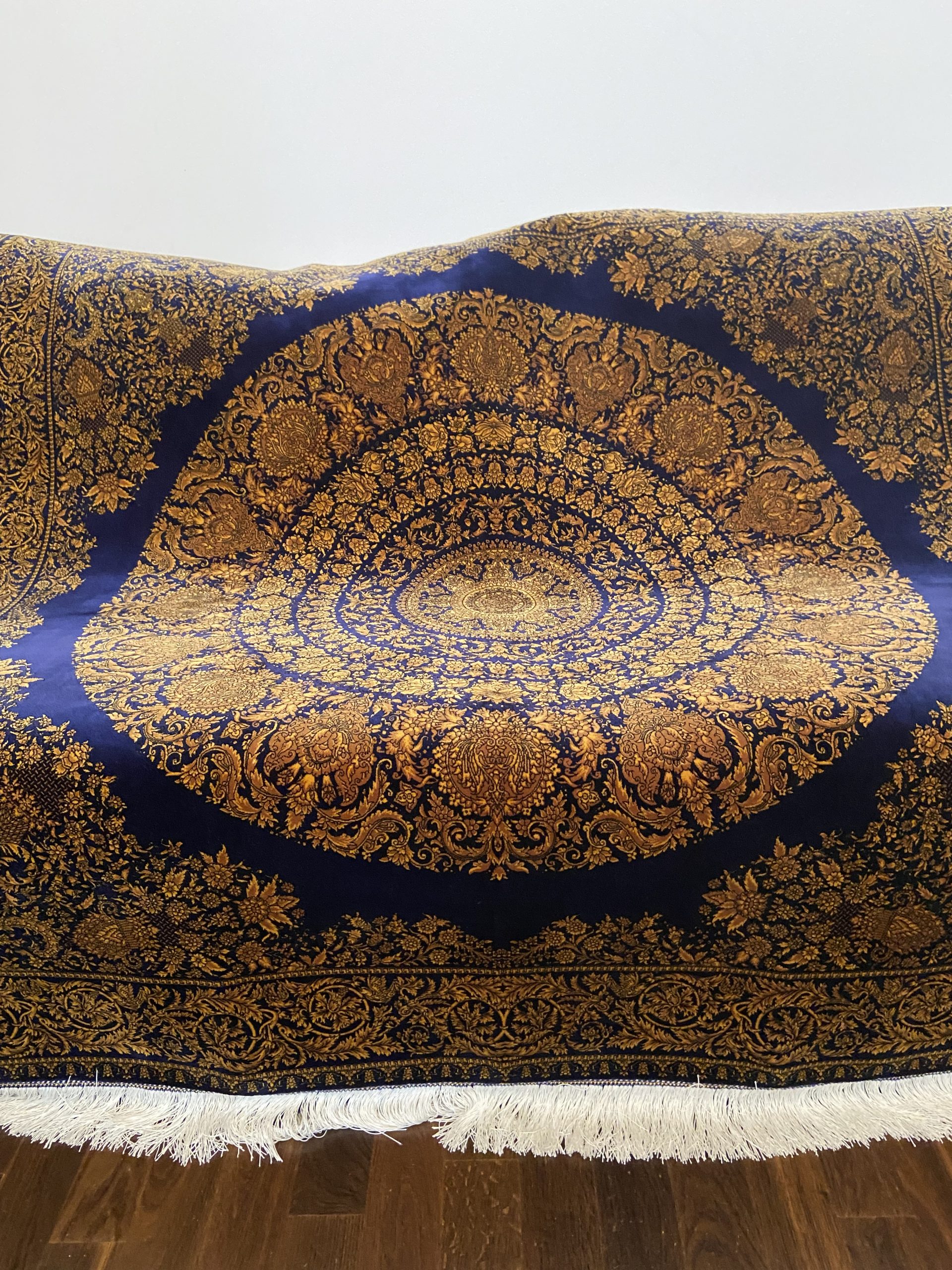 Jabbari Fine Living Gonbad Gold Blauer Teppich