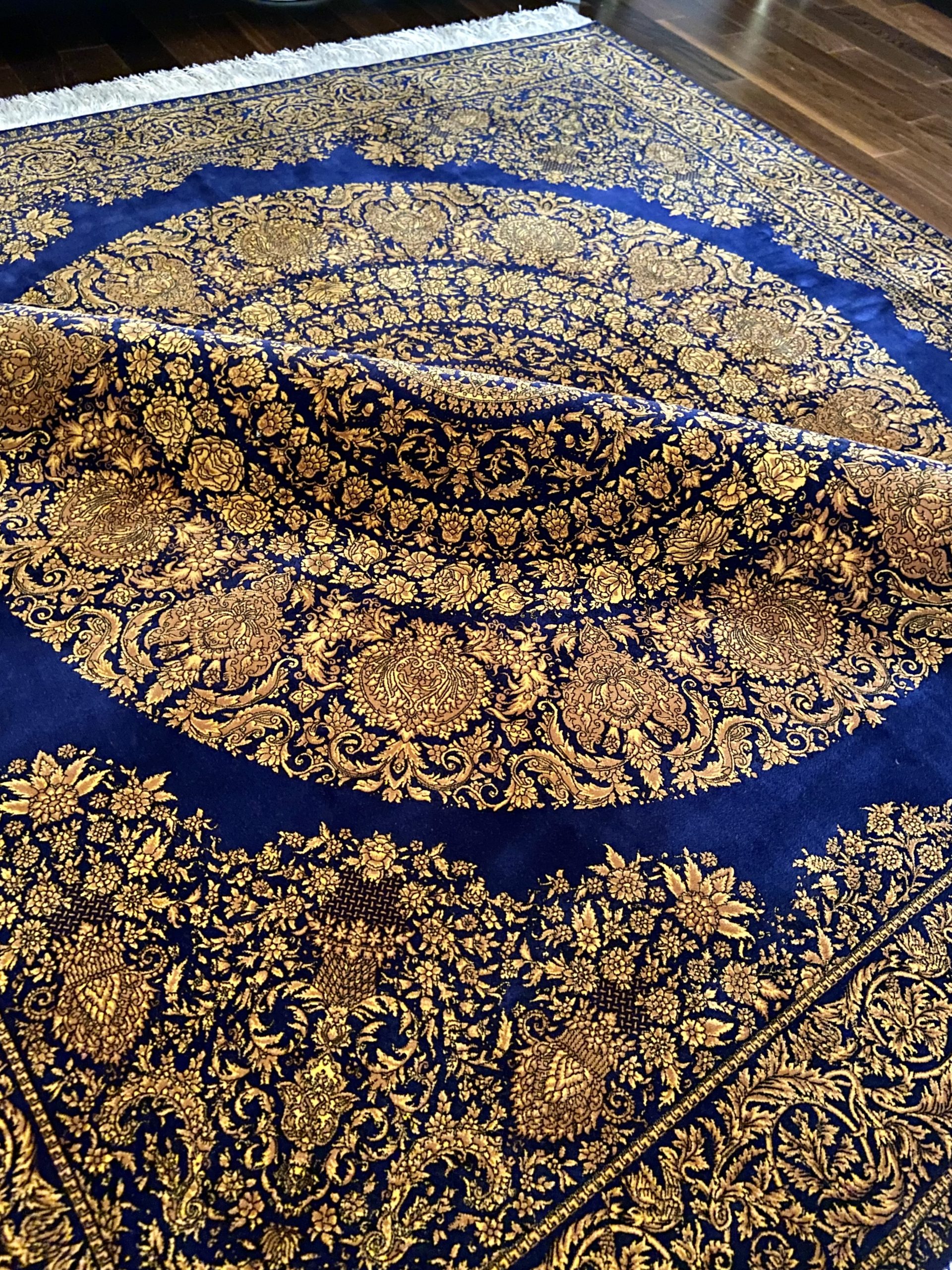 Jabbari Fine Living Gonbad Gold Blauer Teppich